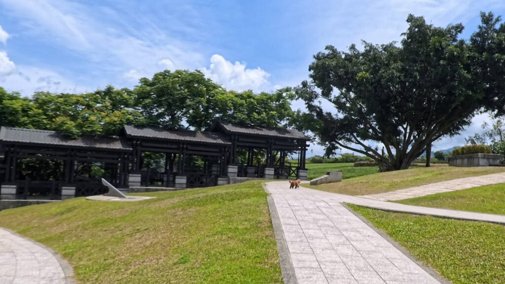 微笑的狗附近景點推薦，有涼亭可以休息
