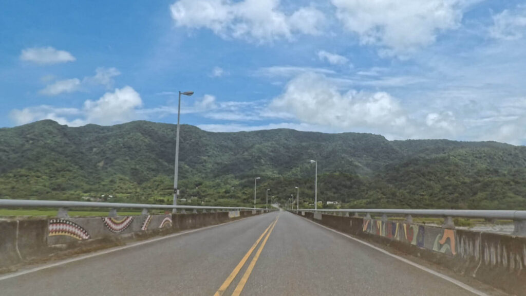 前往鈴の宇Revika民宿的道路,沿途會經過米棧大橋,景色十分優美