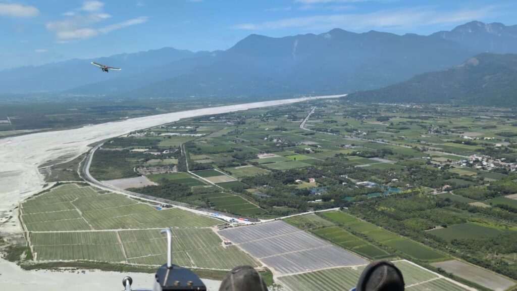 日光輕航機飛行畫面,與另一架輕航機同時飛行,情侶一起翱翔在空中