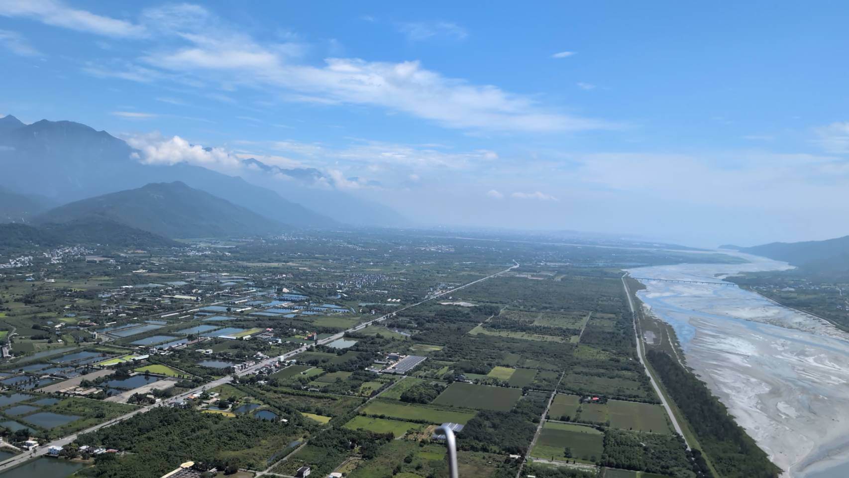 日光輕航機飛行畫面,在中央山脈和海岸山脈之間穿梭