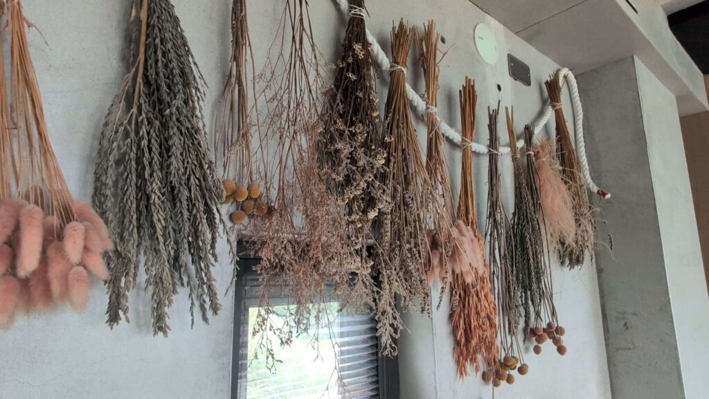 鈴の宇Revika主題雙人房裝飾物,用了很多網美乾燥花,非常漂亮