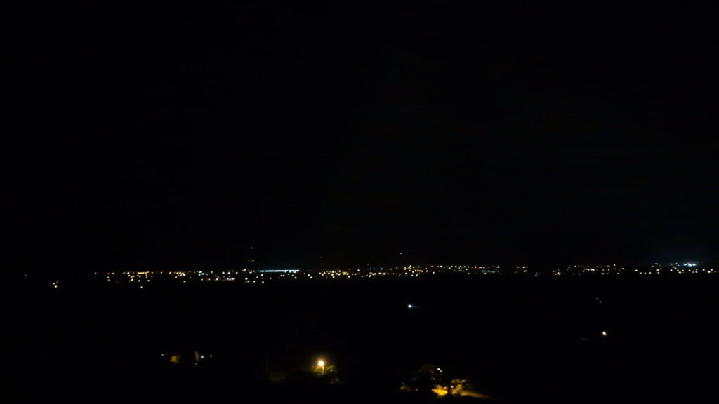 鈴の宇Revika夜晚戶外景色,可見台9線上的街燈閃耀,可惜當天空雲層較厚,沒辦法看星空