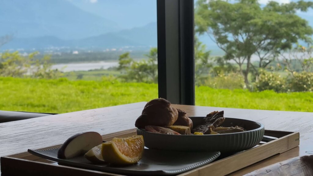 鈴の宇Revika用餐愜意畫面,可以一邊用餐一邊欣賞戶外景色,十分放鬆