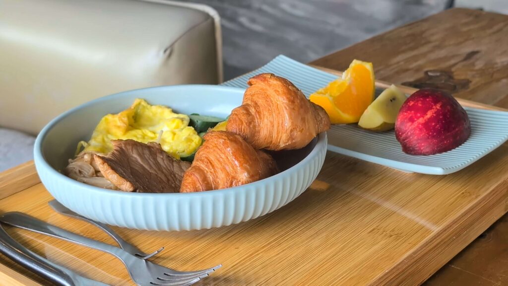 鈴の宇Revika用餐愜意畫面,準備用餐