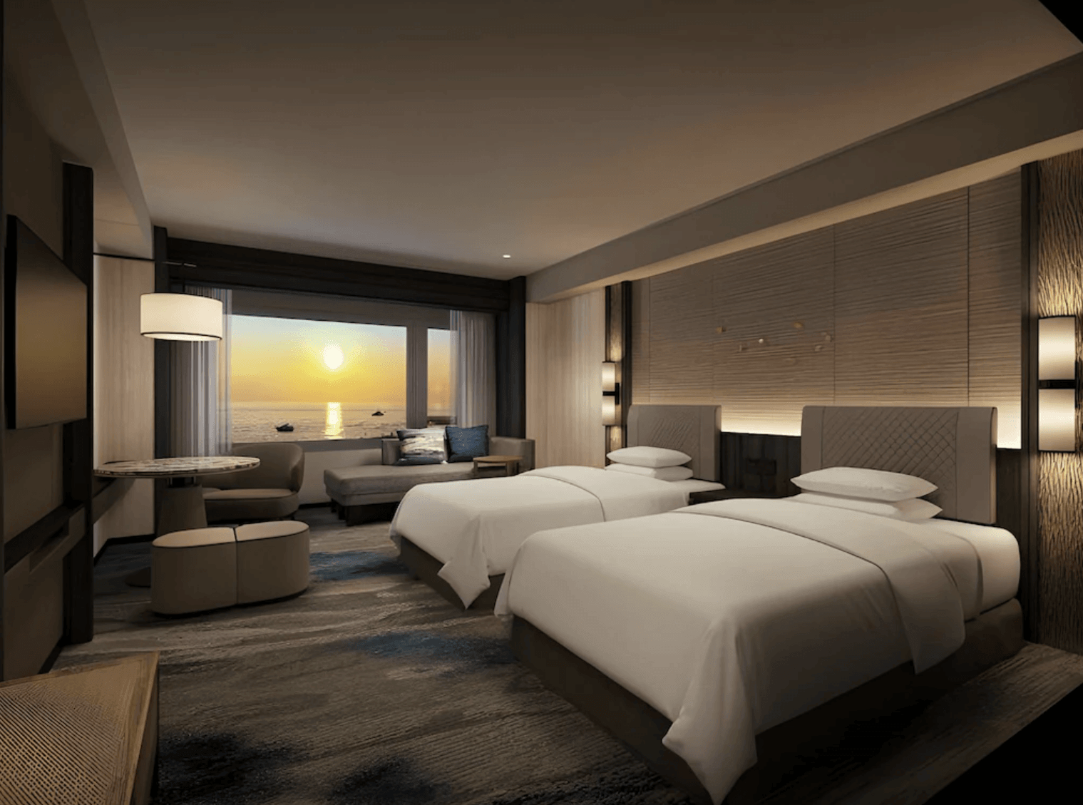大阪灣格蘭王子飯店 (Grand Prince Hotel Osaka Bay) 的夕陽海景雙床客房。房內設有兩張單人床、帶有質感的木紋裝飾牆面,以及靠窗的舒適沙發休息區。透過寬大的玻璃窗能飽覽浪漫的黃昏海景與金黃色的夕陽倒影,空間氛圍溫馨且沉穩