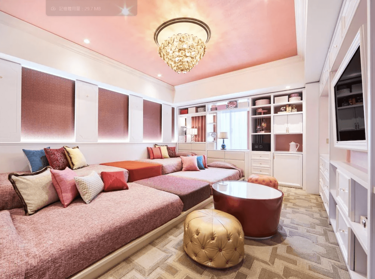 環球影城港灣酒店 (Hotel Universal Port) 的粉紅主題客房,設計充滿夢幻風格,設有寬敞的粉色系拼接沙發床區,搭配華麗水晶吊燈、圓形茶几與白色收納展示櫃