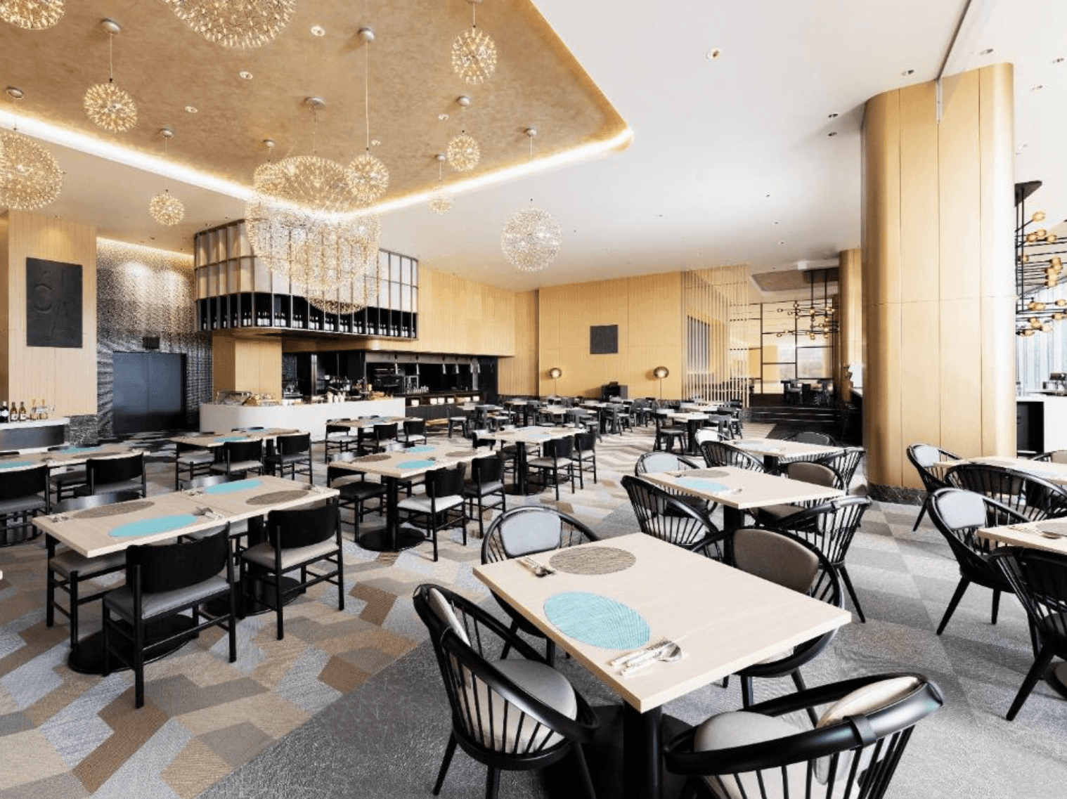 阪急大阪龍仕柏飯店的奢華餐廳內部照片。空間寬敞挑高，天花板上掛滿了無數閃耀的金色球形吊燈，並配有巨大的金色柱子。多張不同款式的餐桌和黑色、灰色椅子整齊排列。遠處可見開放式廚房和酒吧區